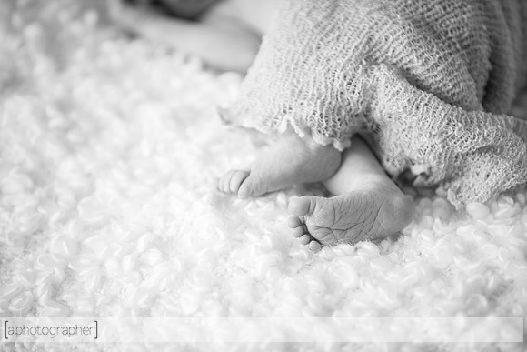 BlakeAndScarlettNewborn_015-2