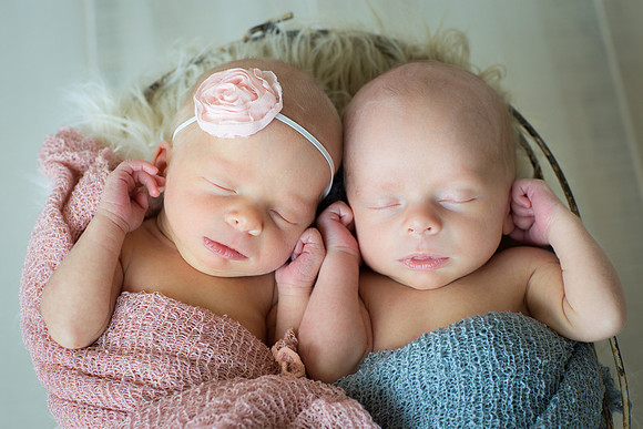 TwinsNewbornPhotographerMN_1