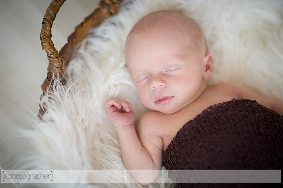 BlakeAndScarlettNewborn_047