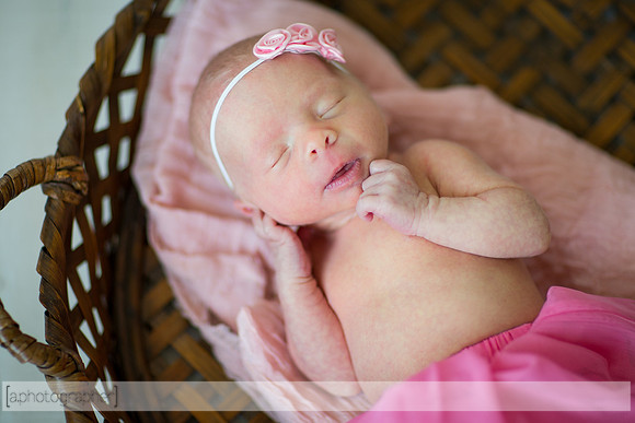 BlakeAndScarlettNewborn_061