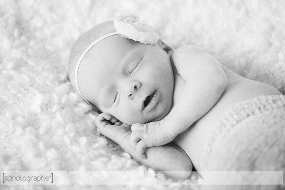 BlakeAndScarlettNewborn_013-2